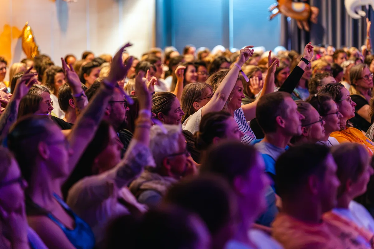 Volles Publikum beim MGW Live-Event, Hände in der Luft