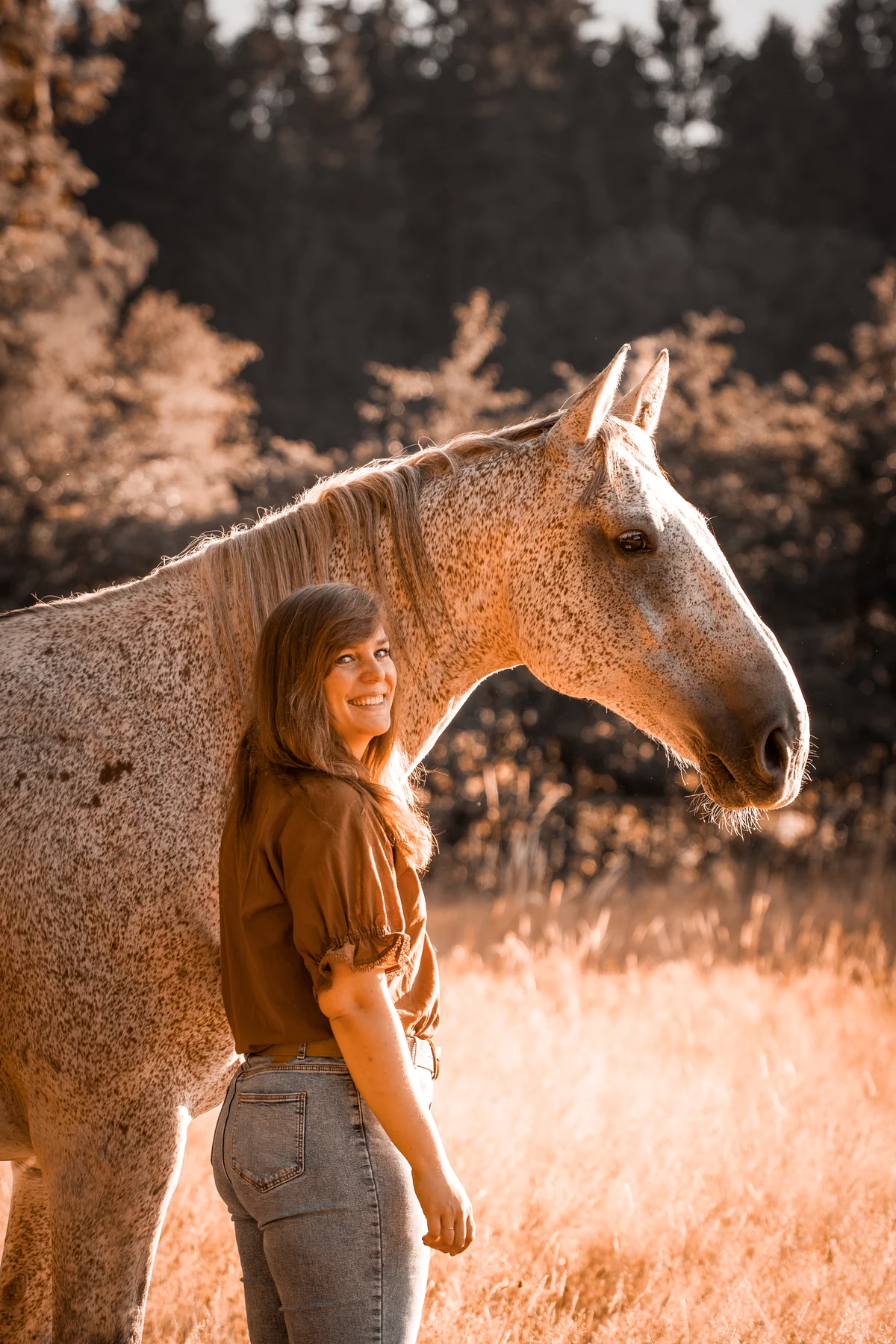 Ramona mit ihrem Pferd im Abendlicht
