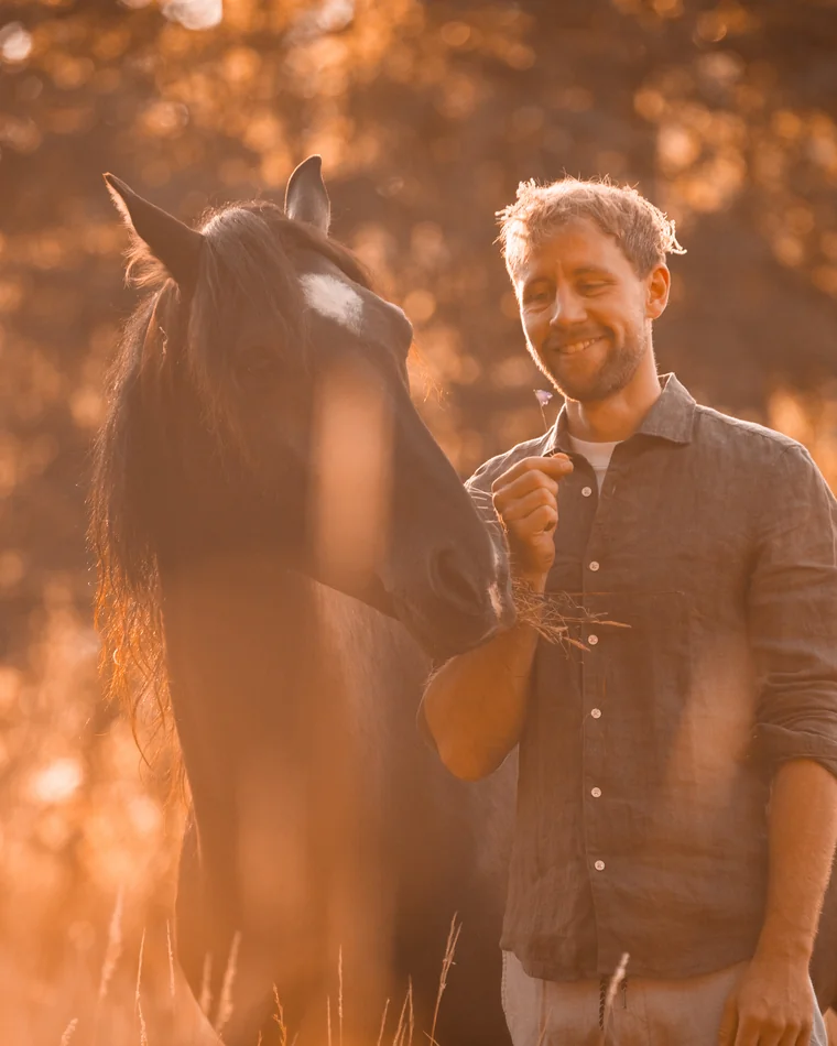 Ruben mit seinem Pferd im Abendlicht