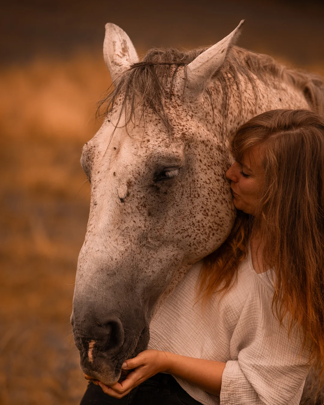 Ramona Wange an Wange mit ihrem Pferd